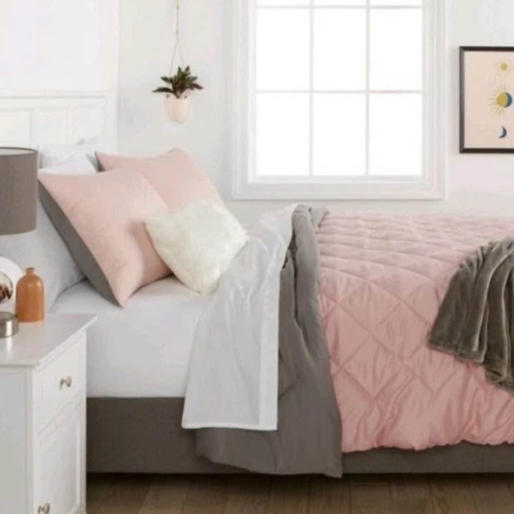 Room Essentials Pink and Gray Comforter Set Full/Queen